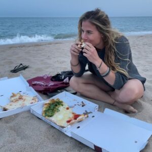 Ester Ledecká Instagram - Picnic on the beach🍕🌊

STR