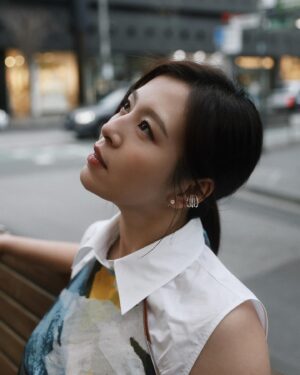 Esther Liu Instagram - 第一次的墨爾本
這裡一天感覺就有四季
像戀人的情緒🩵

到處走走
耍耍美😏

Thank you
Hairstyle: @nelsonkuo_zoom 
Stylist: @charliebubblecat 
Makeup : 🙋‍♀️
👗：@charleskeith_tw
📷： @yuweiiv