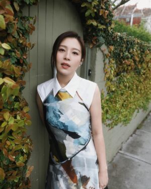 Esther Liu Instagram - 第一次的墨爾本
這裡一天感覺就有四季
像戀人的情緒🩵

到處走走
耍耍美😏

Thank you
Hairstyle: @nelsonkuo_zoom 
Stylist: @charliebubblecat 
Makeup : 🙋‍♀️
👗：@charleskeith_tw
📷： @yuweiiv
