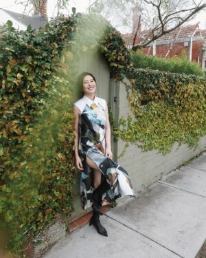 Esther Liu Instagram - 第一次的墨爾本
這裡一天感覺就有四季
像戀人的情緒🩵

到處走走
耍耍美😏

Thank you
Hairstyle: @nelsonkuo_zoom 
Stylist: @charliebubblecat 
Makeup : 🙋‍♀️
👗：@charleskeith_tw
📷： @yuweiiv