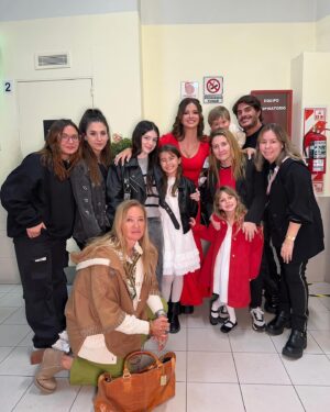 Eugenia Suárez Instagram - Gracias ✨
A todos y cada uno de Uds.
A mi equipo del amor @juanmacativa @juicymakeup @marpelle 
A mis hijos, familia, amigos, compañeros.
Al equipo increíble de bailarinas que me acompañaron ❤️ al equipo técnico, a la banda, coristas, producción, todos ellos hacen que uno pueda brillar. 
Y a USTEDES, siempre ✨