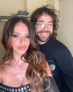 Eugenia Suárez Instagram - Gracias ✨
A todos y cada uno de Uds.
A mi equipo del amor @juanmacativa @juicymakeup @marpelle 
A mis hijos, familia, amigos, compañeros.
Al equipo increíble de bailarinas que me acompañaron ❤️ al equipo técnico, a la banda, coristas, producción, todos ellos hacen que uno pueda brillar. 
Y a USTEDES, siempre ✨