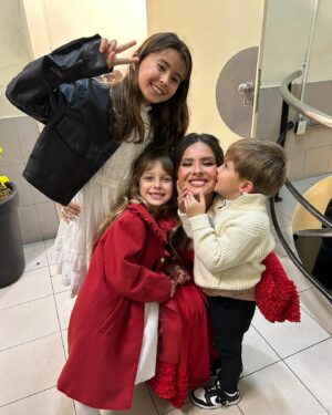 Eugenia Suárez Instagram - Gracias ✨
A todos y cada uno de Uds.
A mi equipo del amor @juanmacativa @juicymakeup @marpelle 
A mis hijos, familia, amigos, compañeros.
Al equipo increíble de bailarinas que me acompañaron ❤️ al equipo técnico, a la banda, coristas, producción, todos ellos hacen que uno pueda brillar. 
Y a USTEDES, siempre ✨