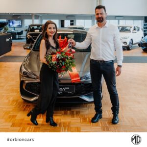 Eva Decastelo Instagram - Máme pro vás velkou novinu! 💥 Ambasadorkou Orbion Cars se nově stává oblíbená moderátorka a herečka @decasteloeva! 🥳 Evi, vítej v našem týmu a těšíme se na společnou spolupráci! 🤝

#orbioncars #orbion_cars #MG #MGcar #MGdealer #evadecastelo #eva_decastelo #spoluprace #ambasadorka #MG3 #MG3hybrid #predani #predanivozu