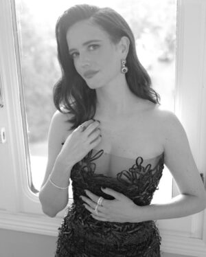 Eva Green Instagram - While in Venice, avoid elevators and use @pierarnostudio instead 🛗🤪 How come my best photos in Venice are always taken by you 📸 @gregwilliamsphotography ? 😘

#armanibeauty #armanimakeup @armanibeauty @giorgioarmani #GiorgioArmaniPrivé