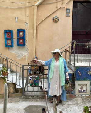Eva Holubová Instagram - Sciacca! Malebne lazenske mestecko na brehu more. Klidna skromna vecere s prateli a rodinou. Nebo relaxacni tichy pobyt na terase na lehatku. Dekuju @erikasoosova @soosovka @holu_ka @iammatejpaprciak . A dekuju i za @erikasoosova , protoze je zactecnice a jeste to poradne s IG neumi.