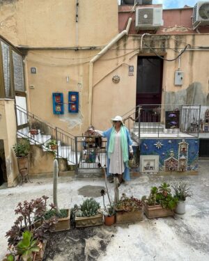 Eva Holubová Instagram - Sciacca! Malebne lazenske mestecko na brehu more. Klidna skromna vecere s prateli a rodinou. Nebo relaxacni tichy pobyt na terase na lehatku. Dekuju @erikasoosova @soosovka @holu_ka @iammatejpaprciak . A dekuju i za @erikasoosova , protoze je zactecnice a jeste to poradne s IG neumi.