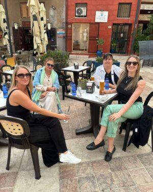 Eva Holubová Instagram - Sciacca! Malebne lazenske mestecko na brehu more. Klidna skromna vecere s prateli a rodinou. Nebo relaxacni tichy pobyt na terase na lehatku. Dekuju @erikasoosova @soosovka @holu_ka @iammatejpaprciak . A dekuju i za @erikasoosova , protoze je zactecnice a jeste to poradne s IG neumi.