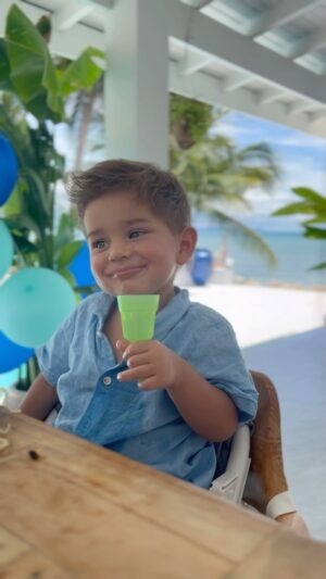 Eva Perkausová Instagram - Není větší štěstí, než se koukat na šťastné dítě 🙏🩵💙😍 p.s. Ano, je tam voda 😂
 #inlove 

#son#babyboy #myboy #handsome #blueeyes #littleman #gentleman #glass #drinking #boy #czechboy #ukrainanboy #baby