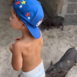 Eva Perkausová Instagram - Pigy island 🌴🐷😁 neboli Koh Madsum je takovy malý tropický ráj v Thajsku, který je proslulý především i kvůli nádherné pláži a křišťálově čisté vodě 🩵💦 možnost vyfotit se s volne se pohybujícími🐷 dela z ostrova turisticky oblíbené misto 🥰