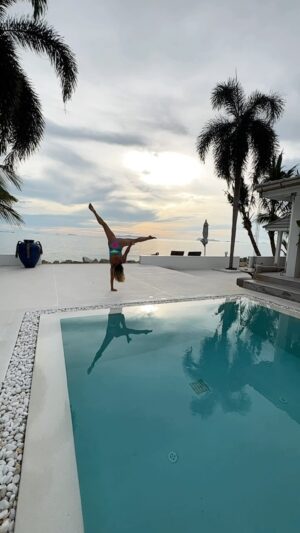 Eva Perkausová Instagram - 🤸‍♀️💛🌅

 #thailand #thailiian #kohsamui #villateri #beach #body #flexibile #gymnastics #flexibility #jump #summer #vacation #swimsuit #swimwear #body #summerbody #vacationtip #traveltip