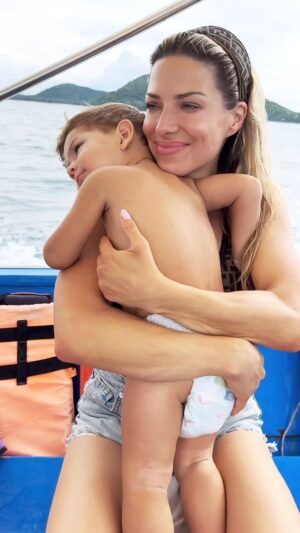 Eva Perkausová Instagram - Netřeba slov 🙏 
Tento pocit dokáže popsat pouze rodič ♥️🙏
 #feeling #love #nowords #iloveyou #son #love #parentslove #babyboy #beach #ses #boat #loving #family