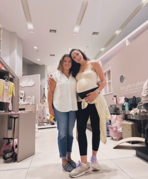 Evagelia Siriopoulou Instagram - Ήρθε η στιγμή που επισκέπτομαι για δεύτερη φορά το αγαπημένο μου @thebabycity για να πάρω τα πιο όμορφα πράγματα για το μωράκι μας. Εδώ βρίσκω τα πάντα από το πιο ωραίο βρεφικό δωμάτιο μέχρι και την ιδανικότερη πιπίλα για τα μωράκια μας! 
Σε ευχαριστώ πολύ Μαρία μου εσένα και όλο προσωπικό που πάντα μας προσέχετε και μας βοηθάτε να επιλέγουμε τα καλύτερα με βάση τις ανάγκες μας…🌺💕 
#thebabycity