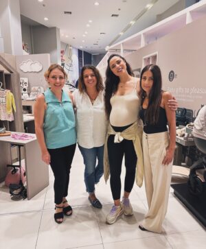 Evagelia Siriopoulou Instagram - Ήρθε η στιγμή που επισκέπτομαι για δεύτερη φορά το αγαπημένο μου @thebabycity για να πάρω τα πιο όμορφα πράγματα για το μωράκι μας. Εδώ βρίσκω τα πάντα από το πιο ωραίο βρεφικό δωμάτιο μέχρι και την ιδανικότερη πιπίλα για τα μωράκια μας! 
Σε ευχαριστώ πολύ Μαρία μου εσένα και όλο προσωπικό που πάντα μας προσέχετε και μας βοηθάτε να επιλέγουμε τα καλύτερα με βάση τις ανάγκες μας…🌺💕 
#thebabycity
