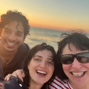 Eve Hewson Instagram - Anything that feels this good… must be ILLEGAL, must be IILLLEEEGGAALLL!!!! 🎶💃🏻

We got so lucky working on this perfect job with the perfect people. And that dance that we ALL objected to (except for Liev) ended up being the last moment and the best moment we shared together. ❤️❤️❤️

I love you, my Winbury family… we’ll always have Nantucket 🦞🥂🍰👰🏻‍♀️👙💍💃🏻🦈👒💛

@netflix @perfectcouplenetflix