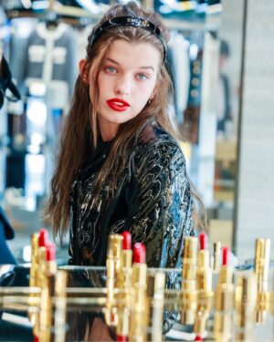 Ever Anderson Instagram - Celine Rouge Triomphe in Harrods💋 

Thank you
@celine
#CELINEBYHEDISLIMANE
#CELINEBEAUTE