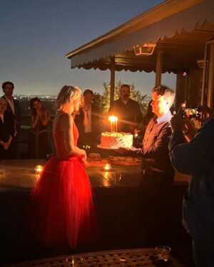 Ever Carradine Instagram - Celebrating my 50th trip around the sun surrounded by so many people that I love. Happy Birthday to me, indeed. #happybirthday #thisis50