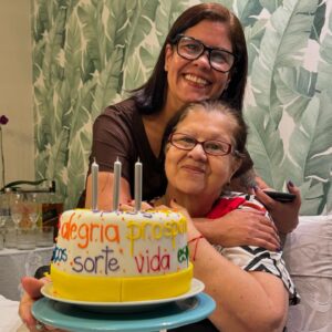 Fabiana Karla Instagram - Parabéns pra Mainha!! Uma comemoração do jeitinho que você gosta: Com amor em  família, com o bolinho lindo, boas risadas e muito papo🥰 e ja ja jogar um baralhinho 🃏 pra terminar a noite 🎁viva você, Mainha, que completa mais uma primavera 🌻🎁🫶Que você tenha muita saúde pra desfrutar das alegrias com a gente por muitos anos! Te amamos muito!! 😘✨🫶
#clarice7.1 #niverdemainha