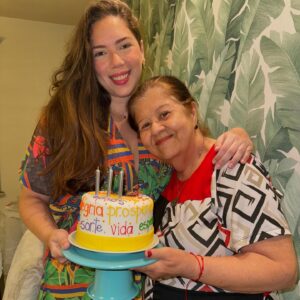 Fabiana Karla Instagram - Parabéns pra Mainha!! Uma comemoração do jeitinho que você gosta: Com amor em  família, com o bolinho lindo, boas risadas e muito papo🥰 e ja ja jogar um baralhinho 🃏 pra terminar a noite 🎁viva você, Mainha, que completa mais uma primavera 🌻🎁🫶Que você tenha muita saúde pra desfrutar das alegrias com a gente por muitos anos! Te amamos muito!! 😘✨🫶
#clarice7.1 #niverdemainha