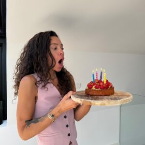 Fajah Lourens Instagram - Hoera! Killerbody bestaat vandaag 4 jaar! 🎉
Het bedrijf wat ik bedacht tijdens mijn DJ-carrière, omdat ik nooit een gezonde snack kon vinden bij tankstations. Toen we van start gingen, was er slechts één concurrent Barbells, maar inmiddels zijn proteïnerepen niet meer weg te denken uit de schappen.

Wat Killerbody uniek maakt, is onze focus op vrouwen. Dit jaar lanceren we een uitgebreide vrouwenlijn, inclusief een voedingsapp die vrouwen helpt om te eten volgens hun cyclus of tijdens de overgang. Dit wordt steeds belangrijker in de huidige tijd. We zien steeds beter hoe levensstijl invloed kan hebben op de cyclus en de overgang, en dat vind ik een prachtige ontwikkeling.

Als vrouw die zelf richting de overgang gaat, voelt het als een voorrecht om producten te ontwikkelen die vrouwen empoweren, hen in hun kracht zetten en inspireren. Volgende week start mijn theatertour, een bijzonder onderdeel van mijn missie om deze boodschap uit te dragen.

Ik ben enorm trots op wat we de afgelopen jaren hebben neergezet en kijk uit naar wat de toekomst voor Killerbody in petto heeft! 💪✨