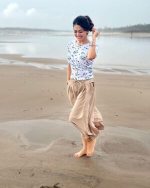 Falaq Naaz Instagram - Beachhhhh Beachhhhh me❤️
.
.
.
#falaqnaaaz #foryou #2024 #beach #september #love