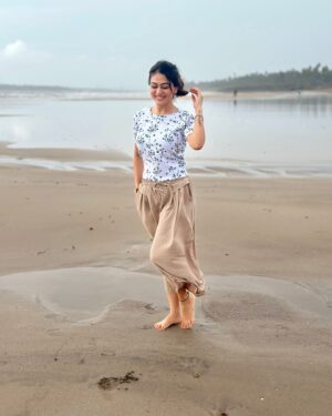 Falaq Naaz Instagram - Beachhhhh Beachhhhh me❤️
.
.
.
#falaqnaaaz #foryou #2024 #beach #september #love