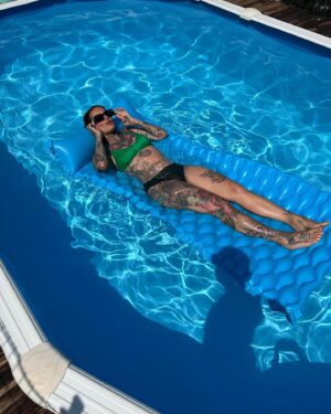 Fanny Maurer Instagram - C’était des vacances   travail incroyables lol 
Un été 100% en famille et c’était magnifique 

J’effacerais sûrement mais en attendant 😅

Des photos pas du tout dans l’ordre 

1. On dirait que j’ai de longues jambes presque fines. C’est absolument pas le cas 😂
2. Ma meilleure copine, Mila 🩵 je l’aime trop 
3. Mon p’tit keum qui trinque comme un anglais. Je le remets dans le droit chemin 😃
4. Je me sens vraiment chanceuse et reconnaissante de pouvoir tatouer et maquiller. Les 2 best métiers au monde 🩵
5. Et le résultat : Orchidée 🩵 @maurer_ttt
6. À la cathédrale de Metz. Une œuvre d’art. Vraiment incroyable. 
7. La UK family 🩵
8. Salut 💃🏻
9. Paris 🩵
10. Encore moi 💃🏻
11. & 12. 🩵 @veganshal 
13. @emilyinparis j’ai pas du tout honte d’autant aimer cette série 😂
14. Les criquets 🩵
15. Chez ma maman 
16. J’ai vraiment apprécié sa piscine 
17. Rentrée et je sais pas pour qui je me prends 
18. @bonjourpeanut mon nouveau projet de créations faites main qui arrive bientôt 🩵
19. 🩵🩵 mon frère et mon keum
20. La UK family again 🩵
