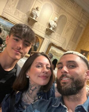 Fanny Maurer Instagram - C’était des vacances   travail incroyables lol 
Un été 100% en famille et c’était magnifique 

J’effacerais sûrement mais en attendant 😅

Des photos pas du tout dans l’ordre 

1. On dirait que j’ai de longues jambes presque fines. C’est absolument pas le cas 😂
2. Ma meilleure copine, Mila 🩵 je l’aime trop 
3. Mon p’tit keum qui trinque comme un anglais. Je le remets dans le droit chemin 😃
4. Je me sens vraiment chanceuse et reconnaissante de pouvoir tatouer et maquiller. Les 2 best métiers au monde 🩵
5. Et le résultat : Orchidée 🩵 @maurer_ttt
6. À la cathédrale de Metz. Une œuvre d’art. Vraiment incroyable. 
7. La UK family 🩵
8. Salut 💃🏻
9. Paris 🩵
10. Encore moi 💃🏻
11. & 12. 🩵 @veganshal 
13. @emilyinparis j’ai pas du tout honte d’autant aimer cette série 😂
14. Les criquets 🩵
15. Chez ma maman 
16. J’ai vraiment apprécié sa piscine 
17. Rentrée et je sais pas pour qui je me prends 
18. @bonjourpeanut mon nouveau projet de créations faites main qui arrive bientôt 🩵
19. 🩵🩵 mon frère et mon keum
20. La UK family again 🩵