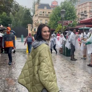 Fanny Maurer Instagram - C’était des vacances   travail incroyables lol 
Un été 100% en famille et c’était magnifique 

J’effacerais sûrement mais en attendant 😅

Des photos pas du tout dans l’ordre 

1. On dirait que j’ai de longues jambes presque fines. C’est absolument pas le cas 😂
2. Ma meilleure copine, Mila 🩵 je l’aime trop 
3. Mon p’tit keum qui trinque comme un anglais. Je le remets dans le droit chemin 😃
4. Je me sens vraiment chanceuse et reconnaissante de pouvoir tatouer et maquiller. Les 2 best métiers au monde 🩵
5. Et le résultat : Orchidée 🩵 @maurer_ttt
6. À la cathédrale de Metz. Une œuvre d’art. Vraiment incroyable. 
7. La UK family 🩵
8. Salut 💃🏻
9. Paris 🩵
10. Encore moi 💃🏻
11. & 12. 🩵 @veganshal 
13. @emilyinparis j’ai pas du tout honte d’autant aimer cette série 😂
14. Les criquets 🩵
15. Chez ma maman 
16. J’ai vraiment apprécié sa piscine 
17. Rentrée et je sais pas pour qui je me prends 
18. @bonjourpeanut mon nouveau projet de créations faites main qui arrive bientôt 🩵
19. 🩵🩵 mon frère et mon keum
20. La UK family again 🩵