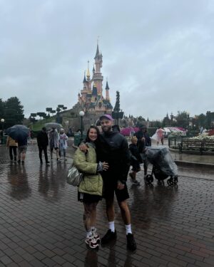 Fanny Maurer Instagram - C’était des vacances   travail incroyables lol 
Un été 100% en famille et c’était magnifique 

J’effacerais sûrement mais en attendant 😅

Des photos pas du tout dans l’ordre 

1. On dirait que j’ai de longues jambes presque fines. C’est absolument pas le cas 😂
2. Ma meilleure copine, Mila 🩵 je l’aime trop 
3. Mon p’tit keum qui trinque comme un anglais. Je le remets dans le droit chemin 😃
4. Je me sens vraiment chanceuse et reconnaissante de pouvoir tatouer et maquiller. Les 2 best métiers au monde 🩵
5. Et le résultat : Orchidée 🩵 @maurer_ttt
6. À la cathédrale de Metz. Une œuvre d’art. Vraiment incroyable. 
7. La UK family 🩵
8. Salut 💃🏻
9. Paris 🩵
10. Encore moi 💃🏻
11. & 12. 🩵 @veganshal 
13. @emilyinparis j’ai pas du tout honte d’autant aimer cette série 😂
14. Les criquets 🩵
15. Chez ma maman 
16. J’ai vraiment apprécié sa piscine 
17. Rentrée et je sais pas pour qui je me prends 
18. @bonjourpeanut mon nouveau projet de créations faites main qui arrive bientôt 🩵
19. 🩵🩵 mon frère et mon keum
20. La UK family again 🩵