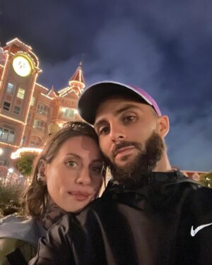 Fanny Maurer Instagram - C’était des vacances   travail incroyables lol 
Un été 100% en famille et c’était magnifique 

J’effacerais sûrement mais en attendant 😅

Des photos pas du tout dans l’ordre 

1. On dirait que j’ai de longues jambes presque fines. C’est absolument pas le cas 😂
2. Ma meilleure copine, Mila 🩵 je l’aime trop 
3. Mon p’tit keum qui trinque comme un anglais. Je le remets dans le droit chemin 😃
4. Je me sens vraiment chanceuse et reconnaissante de pouvoir tatouer et maquiller. Les 2 best métiers au monde 🩵
5. Et le résultat : Orchidée 🩵 @maurer_ttt
6. À la cathédrale de Metz. Une œuvre d’art. Vraiment incroyable. 
7. La UK family 🩵
8. Salut 💃🏻
9. Paris 🩵
10. Encore moi 💃🏻
11. & 12. 🩵 @veganshal 
13. @emilyinparis j’ai pas du tout honte d’autant aimer cette série 😂
14. Les criquets 🩵
15. Chez ma maman 
16. J’ai vraiment apprécié sa piscine 
17. Rentrée et je sais pas pour qui je me prends 
18. @bonjourpeanut mon nouveau projet de créations faites main qui arrive bientôt 🩵
19. 🩵🩵 mon frère et mon keum
20. La UK family again 🩵