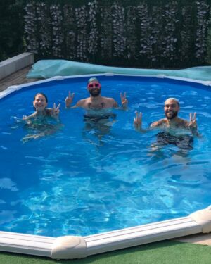 Fanny Maurer Instagram - C’était des vacances   travail incroyables lol 
Un été 100% en famille et c’était magnifique 

J’effacerais sûrement mais en attendant 😅

Des photos pas du tout dans l’ordre 

1. On dirait que j’ai de longues jambes presque fines. C’est absolument pas le cas 😂
2. Ma meilleure copine, Mila 🩵 je l’aime trop 
3. Mon p’tit keum qui trinque comme un anglais. Je le remets dans le droit chemin 😃
4. Je me sens vraiment chanceuse et reconnaissante de pouvoir tatouer et maquiller. Les 2 best métiers au monde 🩵
5. Et le résultat : Orchidée 🩵 @maurer_ttt
6. À la cathédrale de Metz. Une œuvre d’art. Vraiment incroyable. 
7. La UK family 🩵
8. Salut 💃🏻
9. Paris 🩵
10. Encore moi 💃🏻
11. & 12. 🩵 @veganshal 
13. @emilyinparis j’ai pas du tout honte d’autant aimer cette série 😂
14. Les criquets 🩵
15. Chez ma maman 
16. J’ai vraiment apprécié sa piscine 
17. Rentrée et je sais pas pour qui je me prends 
18. @bonjourpeanut mon nouveau projet de créations faites main qui arrive bientôt 🩵
19. 🩵🩵 mon frère et mon keum
20. La UK family again 🩵
