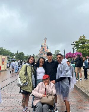 Fanny Maurer Instagram - C’était des vacances   travail incroyables lol 
Un été 100% en famille et c’était magnifique 

J’effacerais sûrement mais en attendant 😅

Des photos pas du tout dans l’ordre 

1. On dirait que j’ai de longues jambes presque fines. C’est absolument pas le cas 😂
2. Ma meilleure copine, Mila 🩵 je l’aime trop 
3. Mon p’tit keum qui trinque comme un anglais. Je le remets dans le droit chemin 😃
4. Je me sens vraiment chanceuse et reconnaissante de pouvoir tatouer et maquiller. Les 2 best métiers au monde 🩵
5. Et le résultat : Orchidée 🩵 @maurer_ttt
6. À la cathédrale de Metz. Une œuvre d’art. Vraiment incroyable. 
7. La UK family 🩵
8. Salut 💃🏻
9. Paris 🩵
10. Encore moi 💃🏻
11. & 12. 🩵 @veganshal 
13. @emilyinparis j’ai pas du tout honte d’autant aimer cette série 😂
14. Les criquets 🩵
15. Chez ma maman 
16. J’ai vraiment apprécié sa piscine 
17. Rentrée et je sais pas pour qui je me prends 
18. @bonjourpeanut mon nouveau projet de créations faites main qui arrive bientôt 🩵
19. 🩵🩵 mon frère et mon keum
20. La UK family again 🩵