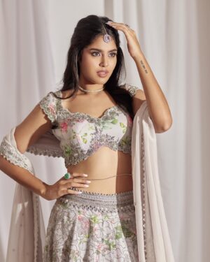 Faria Abdullah Instagram - Aankhon ki Gustaakhiyan are on purpose, please do not maaf at all. Thank you. 
.
.
.
.

Styled by : @aishwarya128
Outfit : @anushareddy_couture
Jewellery: @the_jewel_gallery
Assisted by: @ashrithamudumbai
Make up: @anushalimakeup 
Shot by: @arifminhaz