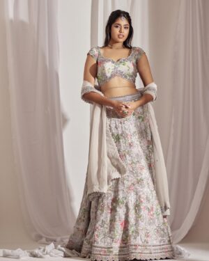 Faria Abdullah Instagram - Aankhon ki Gustaakhiyan are on purpose, please do not maaf at all. Thank you. 
.
.
.
.

Styled by : @aishwarya128
Outfit : @anushareddy_couture
Jewellery: @the_jewel_gallery
Assisted by: @ashrithamudumbai
Make up: @anushalimakeup 
Shot by: @arifminhaz