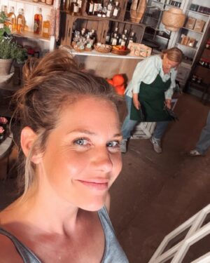 Felicitas Woll Instagram - Ihr Lieben! 
 „Neuer Wind im Alten Land“ geht weiter und wir freuen uns so, euch neue Geschichten erzählen zu können! Beke Rieper, ist wieder unterwegs, und es gibt  so viel, dass erzählenswert ist! Hab meine Liebsten wieder um mich😄 das wird ein schöner Herbst! Ich hoffe, ihr freut euch, so wie wir😄🎥Regie @dirkpientka 😄🙌🏻 🎬 Kamera @andreastams 
@schroedterin @anneroemeth @meyerdabisch @stevewindolf @halimailter @andreaguo_  @christoph_glaubacker  @officialsnathan @roland_wolf_official  @martinbretschneiderbradsnyder @jakob_j_krebs @studio.hamburg.produktion  @teresadepenau @aylinmakeup @frankoliverschulz