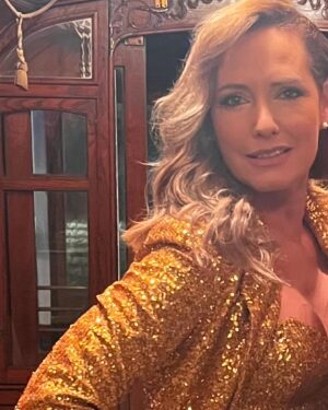 Fernanda Serrano Instagram - Ontem foi mais uma noite onde aquilo pelo qual trabalhamos todos os dias nos estúdios, foi reconhecido em Portugal e lá fora! Temos muito orgulho no que fazemos e queremos mostrá-lo! E em muito bom! Ter o privilégio de estar com todos os meus colegas e amigos de todas as estações, a falar daquilo que mais amamos fazer, fabricar sonhos! Obrigada @iemmys #andresampaio @tvioficial @sicoficial @rtppt 
Make up @cristinagomes.makeup 
Hair @madmoisellehairstylist 
Styling @carlos_gil_designer by @showpress.pressoffice 
Shoes @joao_rolo_couture 
E a minha @majoricaportugal 
PS- próximo ano não levar saltos altos! Lembrem-me… já vos mostro porquê!