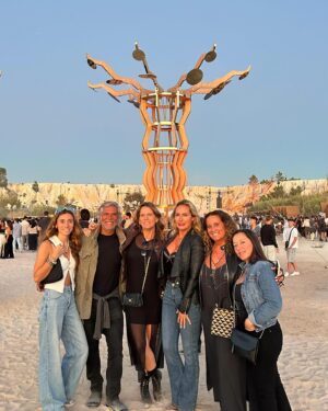 Fernanda Serrano Instagram - E pronto… ontem, fui outra vez levada por este miúdo lindo para uma festa cheia de música, luz e cor! Family friends get together! Tão bom… @yard.pt #filhodamae