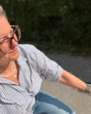 Filippa Rådin Instagram - Lördag och dags för Bondens Marknad! 🌻
Har du Bondens Marknad där du bor? Brukar du köpa lokalt producerad mat? Jag älskar att besöka marknaden och stötta våra lokala producenter. Det är helt fantastiskt att det finns människor som lägger ner så mycket tid och kärlek på att odla grönsaker och andra råvaror som vi kan få njuta av. Att handla här får mig att känna mig privilegierad och rik. 💚

#bondensmarknad #lokalproducerat #närproducerat #hållbarhet #matglädje #ekologisk #stöttalokalt #grönsaker #hållbart