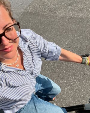 Filippa Rådin Instagram - Lördag och dags för Bondens Marknad! 🌻
Har du Bondens Marknad där du bor? Brukar du köpa lokalt producerad mat? Jag älskar att besöka marknaden och stötta våra lokala producenter. Det är helt fantastiskt att det finns människor som lägger ner så mycket tid och kärlek på att odla grönsaker och andra råvaror som vi kan få njuta av. Att handla här får mig att känna mig privilegierad och rik. 💚

#bondensmarknad #lokalproducerat #närproducerat #hållbarhet #matglädje #ekologisk #stöttalokalt #grönsaker #hållbart