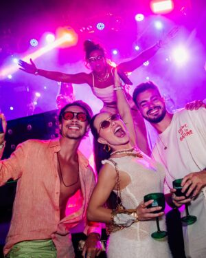 Flavia Pavanelli Instagram - @TanquerayBr já participou de tantos momentos incríveis na minha vida… E é claro que agora no @noronhaweekend não seria diferente 🔥 que delícia de final de semana! Aliás, já posso me sentir parte do time e adiantar uma novidade para vocês? Entra na minha foto do feed deles que tem novidade chegando… 🍸✨ Aprecie com moderação. Não compartilhe com menores de 18 anos. @tanqueraybr #Tanqueray *conteúdo pago