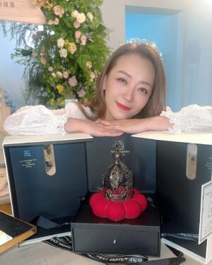 Florence Kwok Instagram - 琴晚真係好開心好surprised 
蛋糕好靚
好有儀式感
條絲帶好miss Hong Kong
立馬穿越1992加冕一樣
D禮物好有心思，好like
接下來，比心機拍好個短劇
錫好媽咪
努力工作、愛好自己
Double Five 大一歲好嘢👏🏿
#happybirthday 🎂