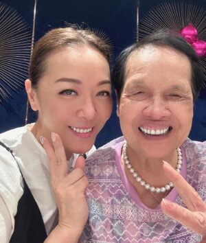 Florence Kwok Instagram - 琴日媽咪大人93歲大壽
走去接佢
同佢去買「大戲」飛
跟住食生日飯
我問佢仲想要乜
佢話：如果咁都唔心足比雷劈（太狠）
我話：易家我成日都唔喺你身邊，成日見你一個人，怕你悶
佢話：兩個孫喺加拿大就話遠啫，你杭州飛兩个鐘就返咗嚟啦，而且我有麻雀🀄️打，又有大戲睇，好忙、唔悶，你唔駛掛住我
我話：我掛住你就梗架啦，最緊要你身體健康
佢話：人總要走，我九十幾，活一日就賺一日，得閒就同我食吓嘢，我已經心滿意足
我話：唔係扮靚緊要d咩？
佢話：你買下指甲油俾我，買吓手錶俾我，買吓衫俾我咪得囉
我話：知，之前后生冇扮靚，而家补返晒…….
其實佢真心可愛🥰我叫親佢影相，佢都烚熟狗頭咁笑，我相信佢真心滿足～知足常樂😘