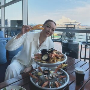 Florence Kwok Instagram - 今天的working lunch 
有啲意外到我
不過我放過咗隻生蠔🦪
老土都係咁話
做嘢唔病得
除咗唔蠔得
其他都係我鍾意食嘅嘢🦐🦞🦀🐙🦑
又有杯靚咖啡
都係稱心滿意嘅
#workhardplayhard #冇得eathard啫
😂😂😂