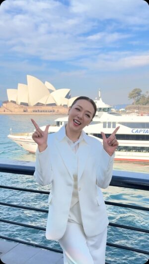 Florence Kwok Instagram - 來到 #悉尼 🇦🇺 
跳个 #手勢舞 💃 
#operahouse 🎻
#harbourbridge 🌉 
#queenvictoriabuilding 👑 
#captaincookcruises 🛳️