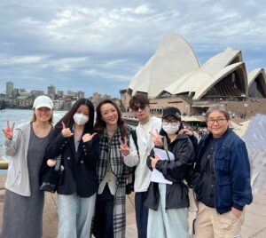 Florence Kwok Instagram - 嚟到Sydney
落机飛奔過去 #operahousesydney 打卡
即閃
對唔住咁好嘅天氣
對唔住咁hea嘅氛圍
好想坐喺度飲杯咖啡chill下
但對唔住、唔駛諗
即刻上車轉露K唇
#無論世事變改還是越難越愛
#無論感情，無論旅行、都係越難得到越想愛😂
連 #harbourbridge 都冇影相 😫