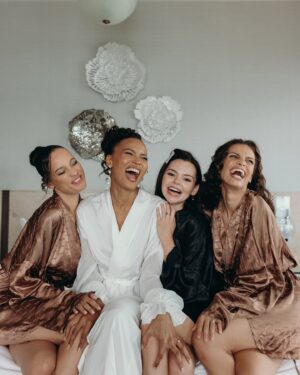 Fola Evans-Akingbola Instagram - My guardian angels 😇 ❤️😇 
Pose prompt = “Balenciaga —> H&M”

📸 : @thegodards
💄: @kiaracarlyle 
🪮: @aliciastyleshair