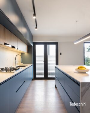 Francini Amaral Instagram - Las Condes - Santiago 
Libertad es….
elegir lo que quieres, libertad es elegir lo mejor, libertad es diseñar tu estilo, libertad es….
Es ser simplemente tú.

Una cocina azul con madera moderna es un espacio que combina la calidez de la madera con el frescor del color azul, creando un ambiente acogedor y elegante. Algunos elementos que podrían caracterizar a esta cocina son:

- Gabinetes y muebles de madera clara, con líneas limpias y minimalistas.
- Paredes o gabinetes en tonos azules suaves, como azul cielo.
- Encimeras o cubierta de porcelanato súper compacto statuario con tonos claros que complementen el azul.
- Iluminación moderna, como luces LED o lámparas colgantes, para resaltar la belleza de la madera y el azul.

Este diseño combina la naturalidad de la madera con la frescura del azul, creando un espacio único y atractivo. La madera aporta calidez y textura, mientras que el azul agrega un toque de serenidad y elegancia.
.
.
.
.
.

📷 @denise.fotoarq 
 
@todeschinichile 
@todeschinioficial 
@franciniamaral 
@mbea_mk 
@superficiesmarmol