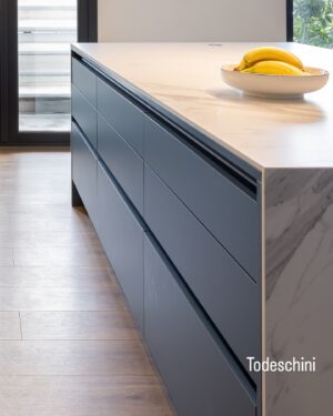 Francini Amaral Instagram - Las Condes - Santiago 
Libertad es….
elegir lo que quieres, libertad es elegir lo mejor, libertad es diseñar tu estilo, libertad es….
Es ser simplemente tú.

Una cocina azul con madera moderna es un espacio que combina la calidez de la madera con el frescor del color azul, creando un ambiente acogedor y elegante. Algunos elementos que podrían caracterizar a esta cocina son:

- Gabinetes y muebles de madera clara, con líneas limpias y minimalistas.
- Paredes o gabinetes en tonos azules suaves, como azul cielo.
- Encimeras o cubierta de porcelanato súper compacto statuario con tonos claros que complementen el azul.
- Iluminación moderna, como luces LED o lámparas colgantes, para resaltar la belleza de la madera y el azul.

Este diseño combina la naturalidad de la madera con la frescura del azul, creando un espacio único y atractivo. La madera aporta calidez y textura, mientras que el azul agrega un toque de serenidad y elegancia.
.
.
.
.
.

📷 @denise.fotoarq 
 
@todeschinichile 
@todeschinioficial 
@franciniamaral 
@mbea_mk 
@superficiesmarmol