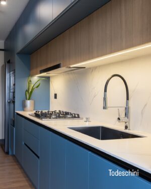 Francini Amaral Instagram - Las Condes - Santiago 
Libertad es….
elegir lo que quieres, libertad es elegir lo mejor, libertad es diseñar tu estilo, libertad es….
Es ser simplemente tú.

Una cocina azul con madera moderna es un espacio que combina la calidez de la madera con el frescor del color azul, creando un ambiente acogedor y elegante. Algunos elementos que podrían caracterizar a esta cocina son:

- Gabinetes y muebles de madera clara, con líneas limpias y minimalistas.
- Paredes o gabinetes en tonos azules suaves, como azul cielo.
- Encimeras o cubierta de porcelanato súper compacto statuario con tonos claros que complementen el azul.
- Iluminación moderna, como luces LED o lámparas colgantes, para resaltar la belleza de la madera y el azul.

Este diseño combina la naturalidad de la madera con la frescura del azul, creando un espacio único y atractivo. La madera aporta calidez y textura, mientras que el azul agrega un toque de serenidad y elegancia.
.
.
.
.
.

📷 @denise.fotoarq 
 
@todeschinichile 
@todeschinioficial 
@franciniamaral 
@mbea_mk 
@superficiesmarmol